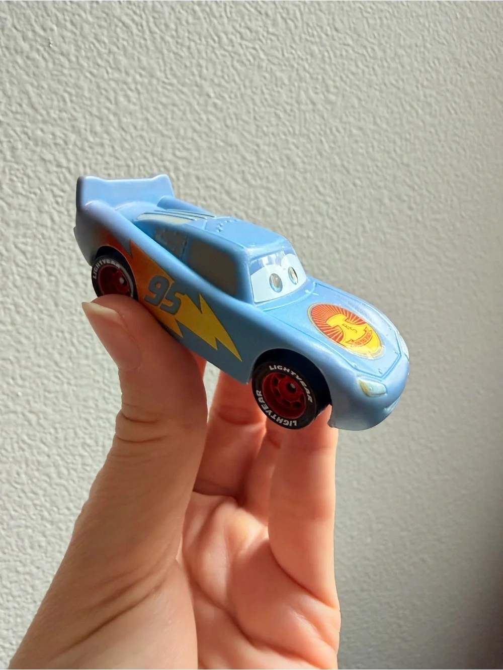 Disney Pixar Cars on the road Lightning McQueen Color changing car blue/maroon
